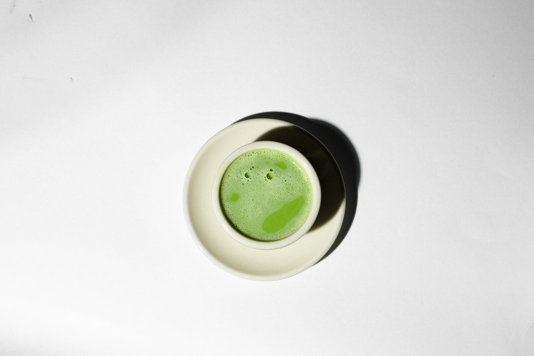 Matcha vs. Kaffee: Die Renaissance des grünen Elixiers der Gesundheit