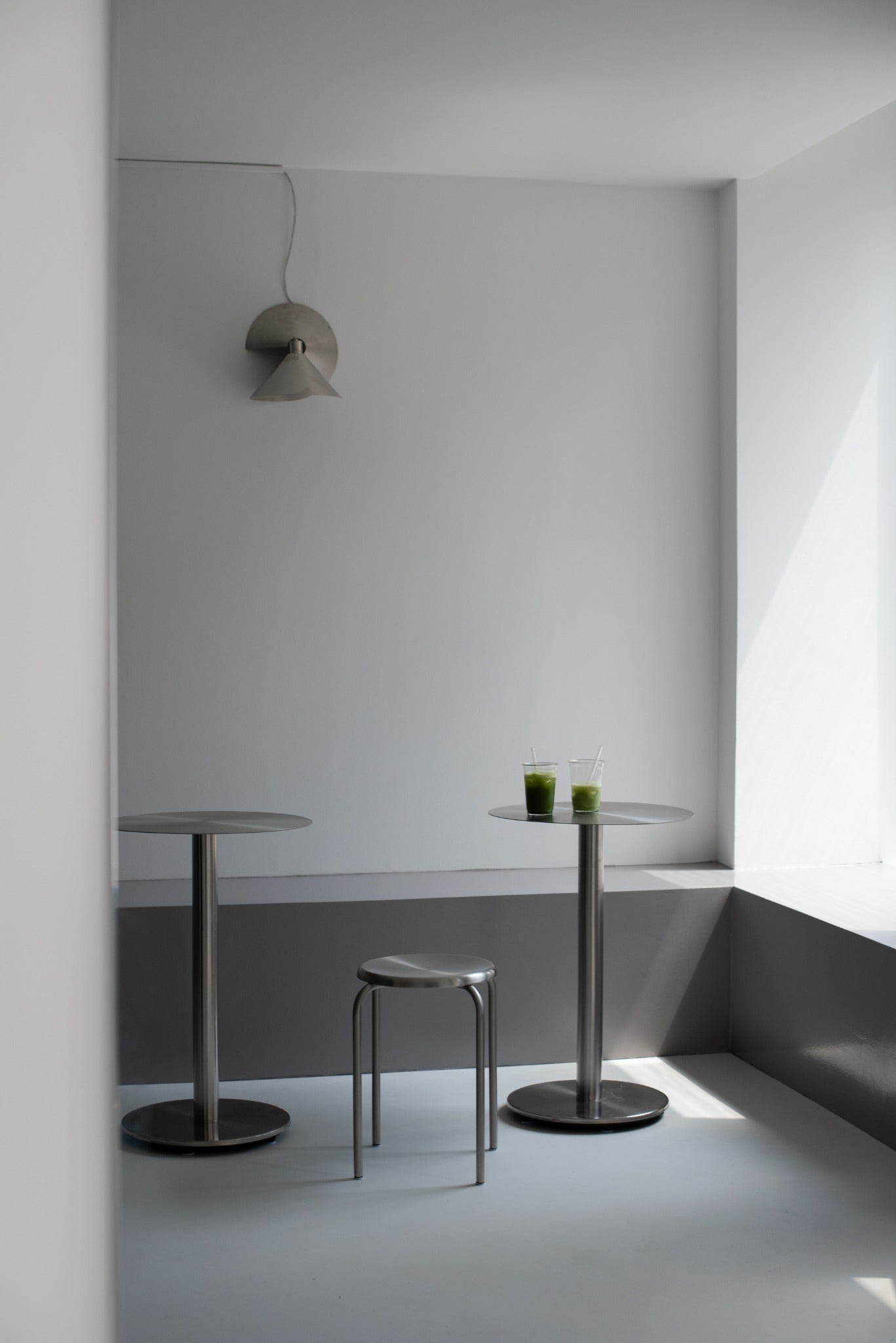 Sitzbereich der THE NEW GREEN Matcha Bar in Wien