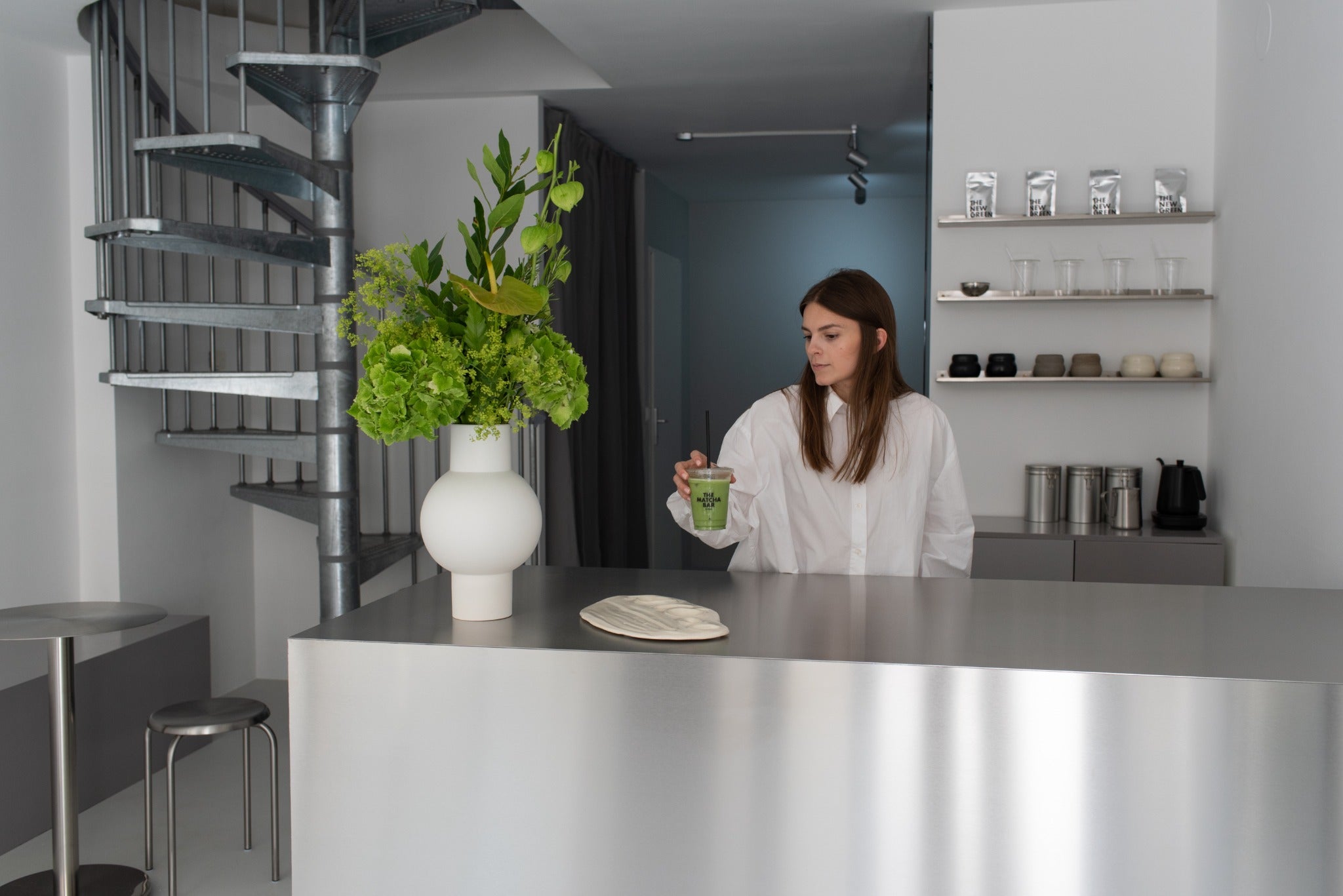 Denise Dorn, Founder von THE NEW GREEN, in der TNG Matcha Bar in Wien